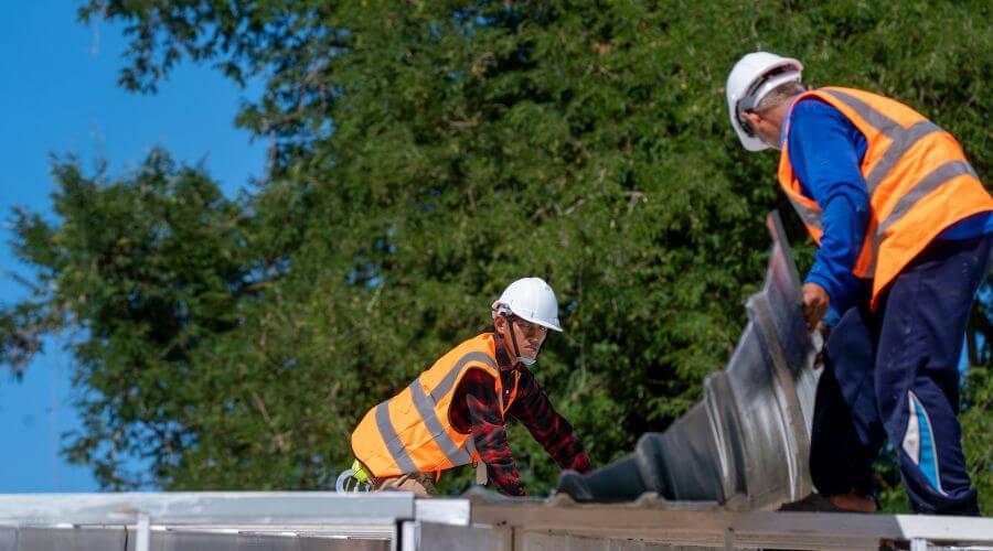 Professional gutter cleaning in Selma, IA